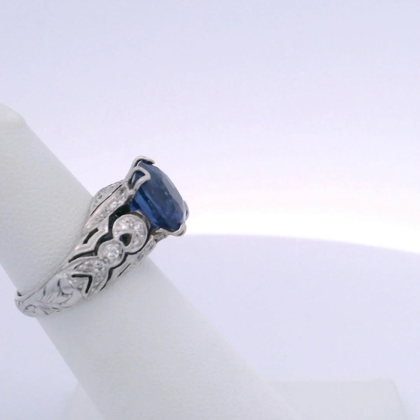 4.84CTW SAPPHIRE & 0.40CTW ROUND BRILLIANT CUT DIAMOND RING