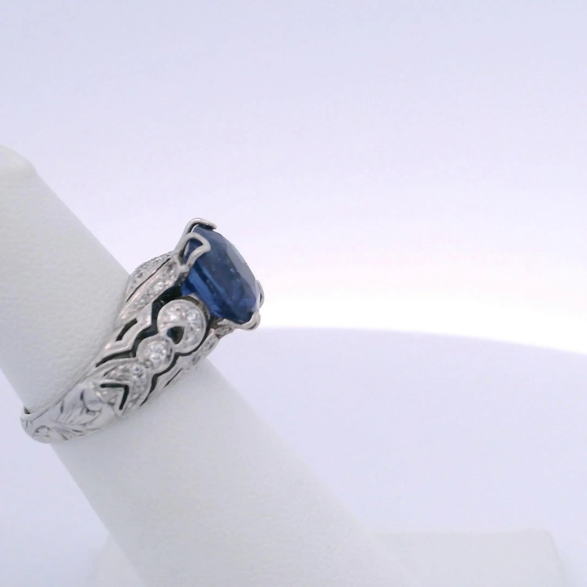 4.84CTW SAPPHIRE & 0.40CTW ROUND BRILLIANT CUT DIAMOND RING