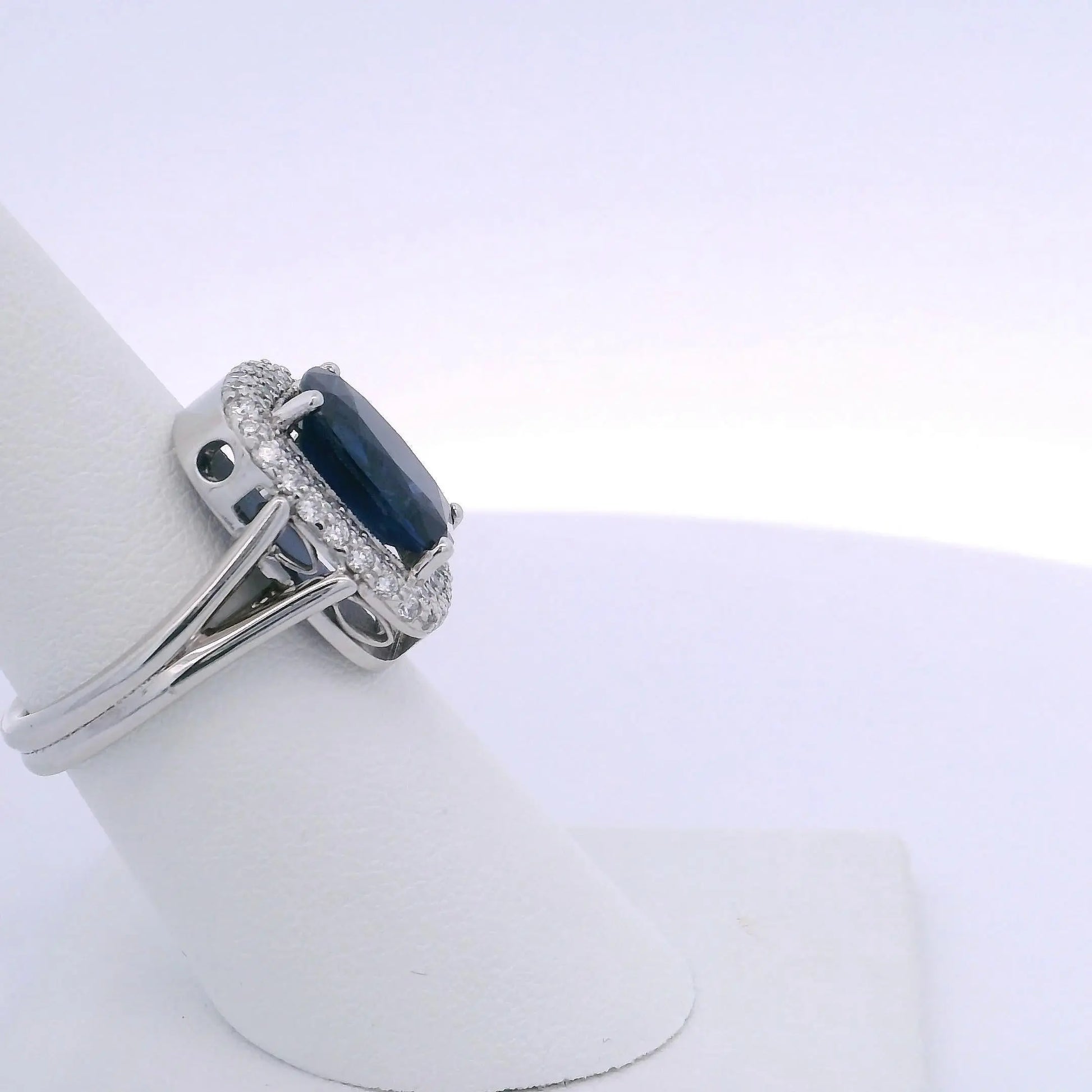6.00CTW OVAL SAPPHIRE & 0.75CTW ROUND BRILLIANT CUT DIAMOND RING