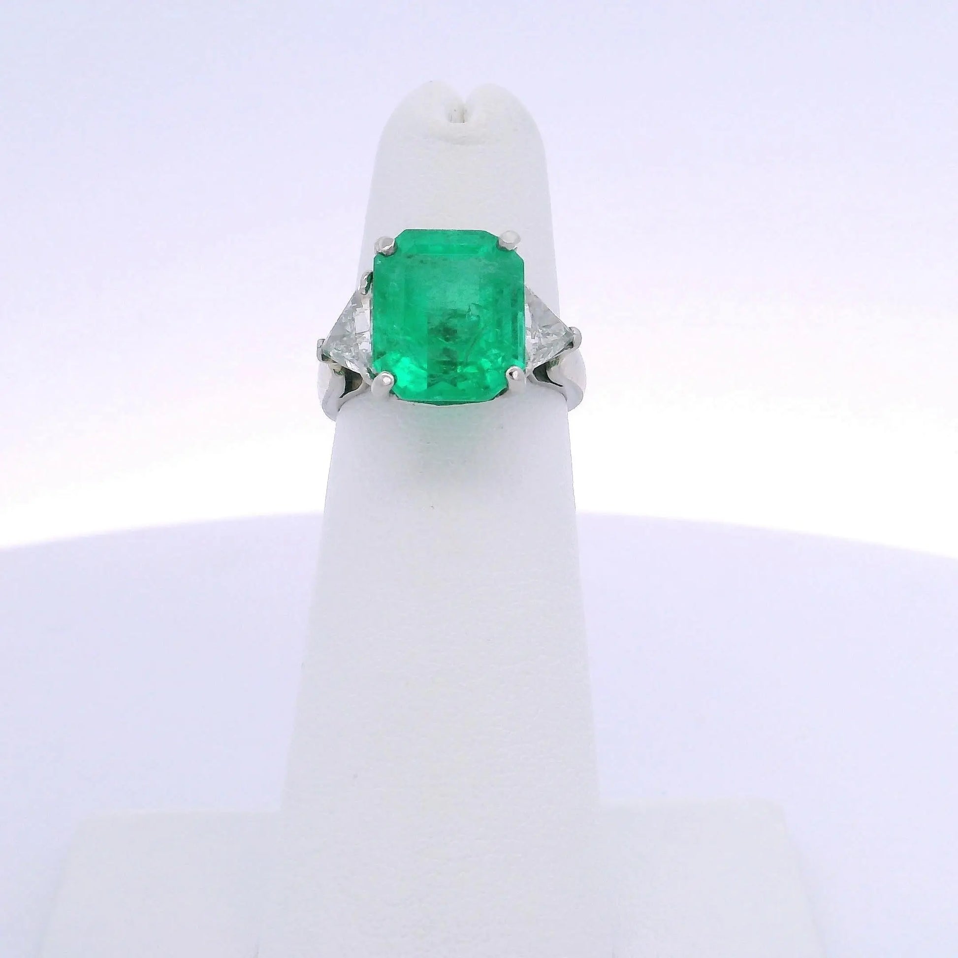 4.85CTW EMERALD CUT COLOMBIAN EMERALD & 1.00CTW TRILLION CUT DIAMOND RING