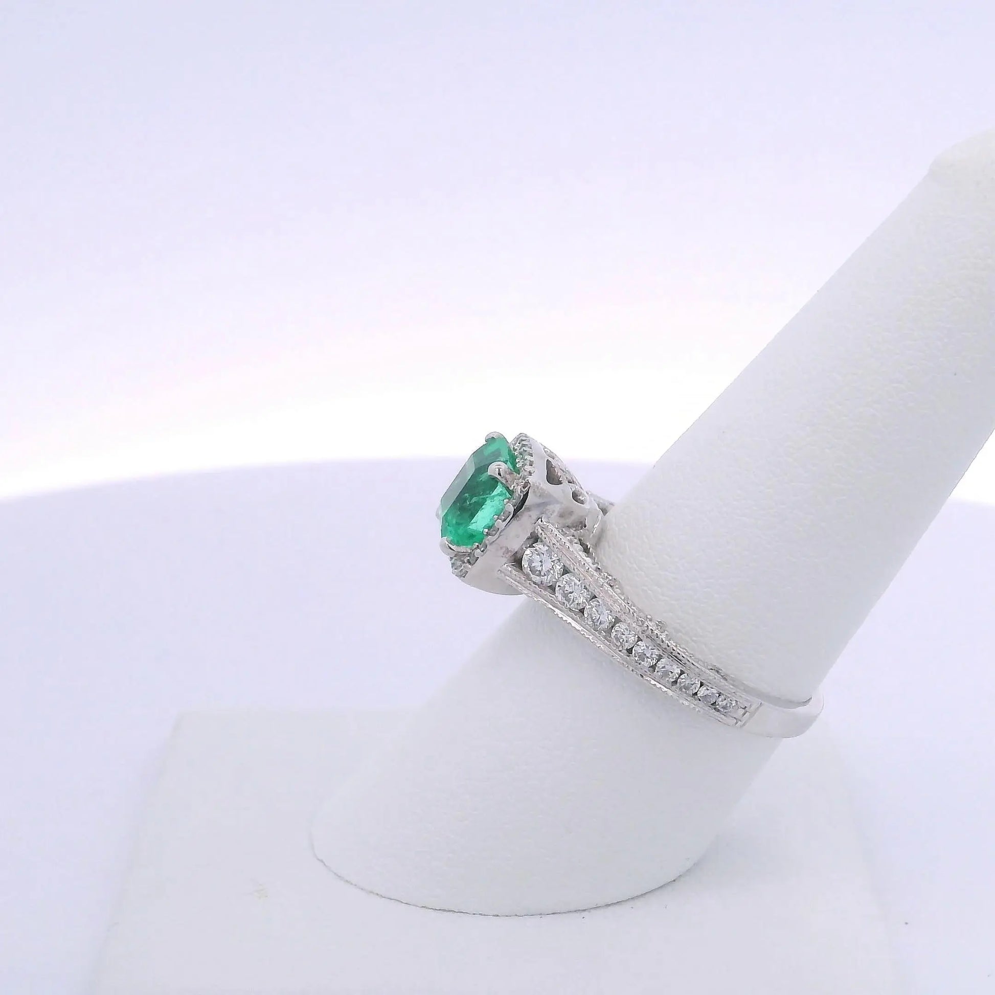 1.83 OCTAGONAL CUT COLOMBIAN EMERALD & 0.67CTW ROUND BRILLIANT CUT DIAMOND RING