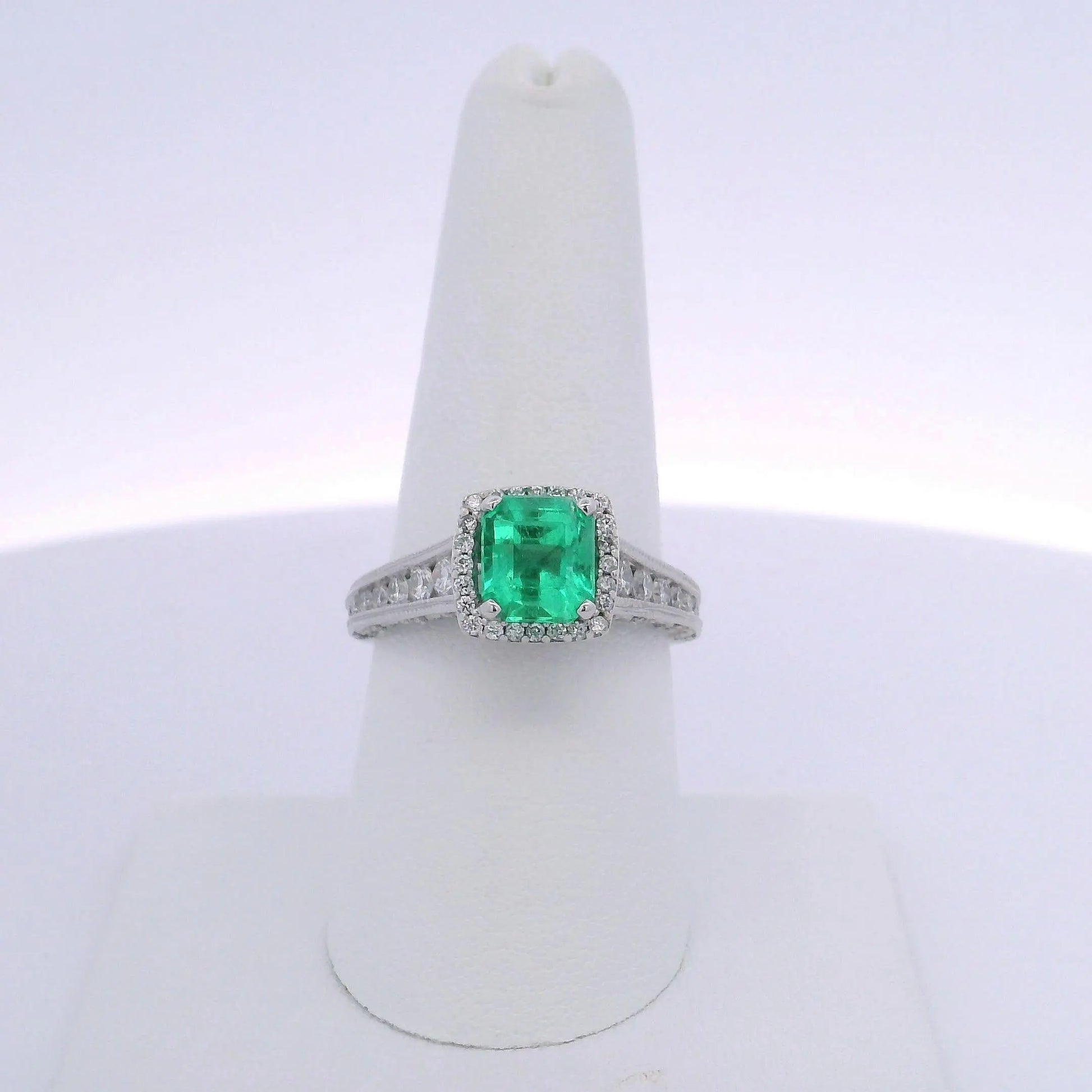 1.83 OCTAGONAL CUT COLOMBIAN EMERALD & 0.67CTW ROUND BRILLIANT CUT DIAMOND RING