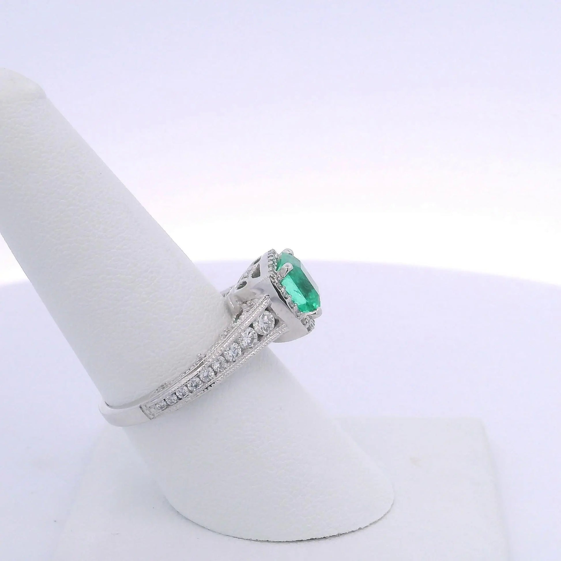 1.83 OCTAGONAL CUT COLOMBIAN EMERALD & 0.67CTW ROUND BRILLIANT CUT DIAMOND RING