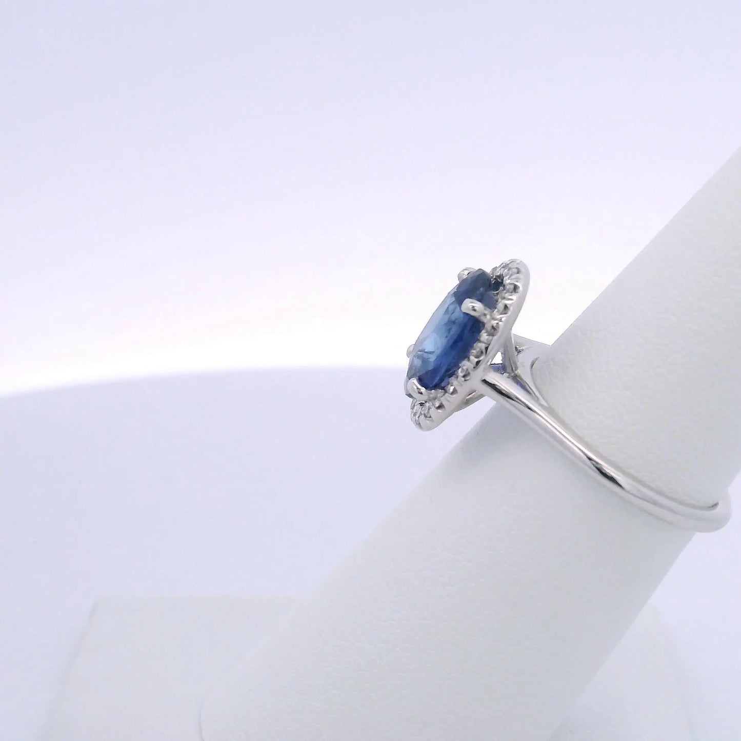 3.31 OVAL SAPPHIRE & 0.25 ROUND BRILLIANT CUT DIAMOND RING