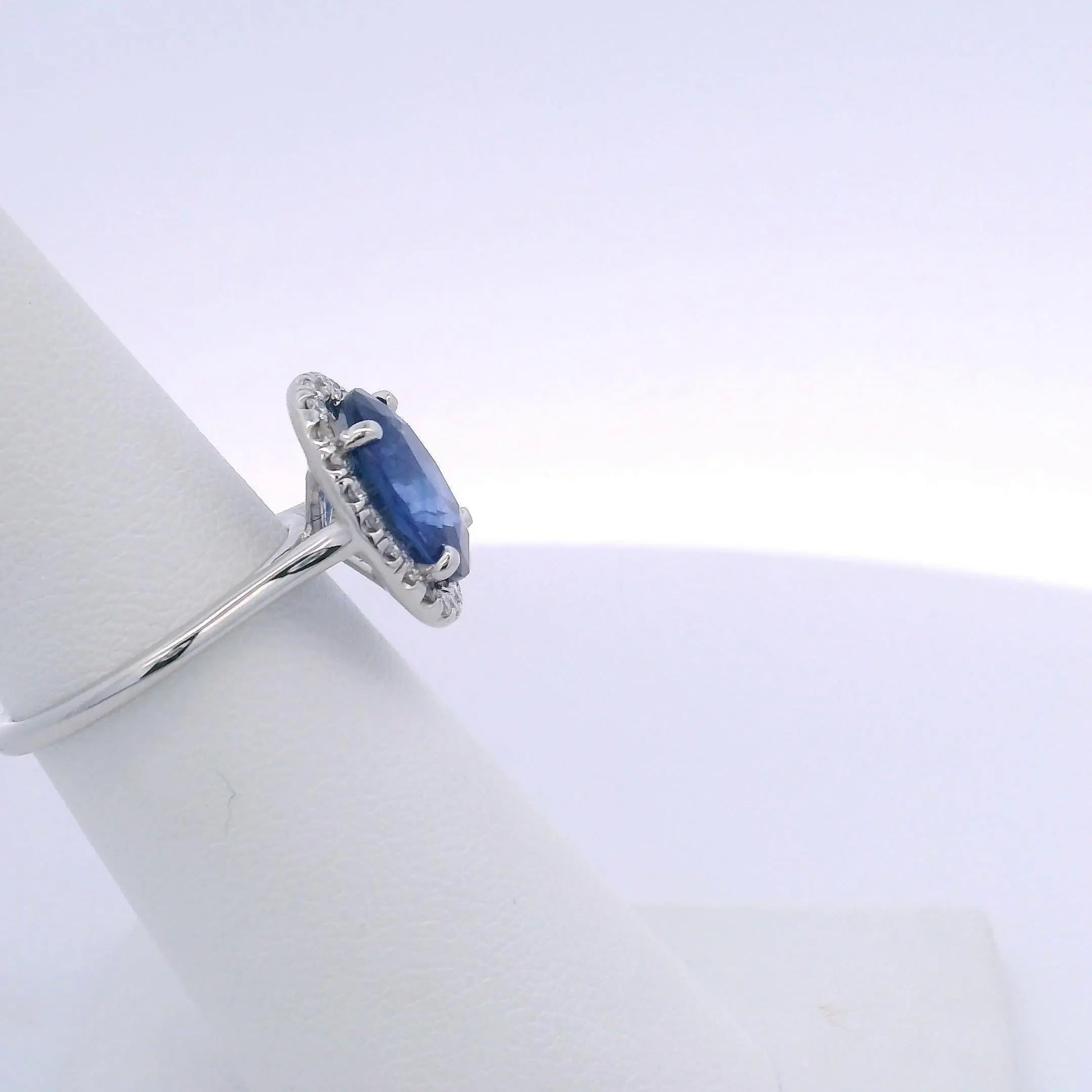 3.31 OVAL SAPPHIRE & 0.25 ROUND BRILLIANT CUT DIAMOND RING