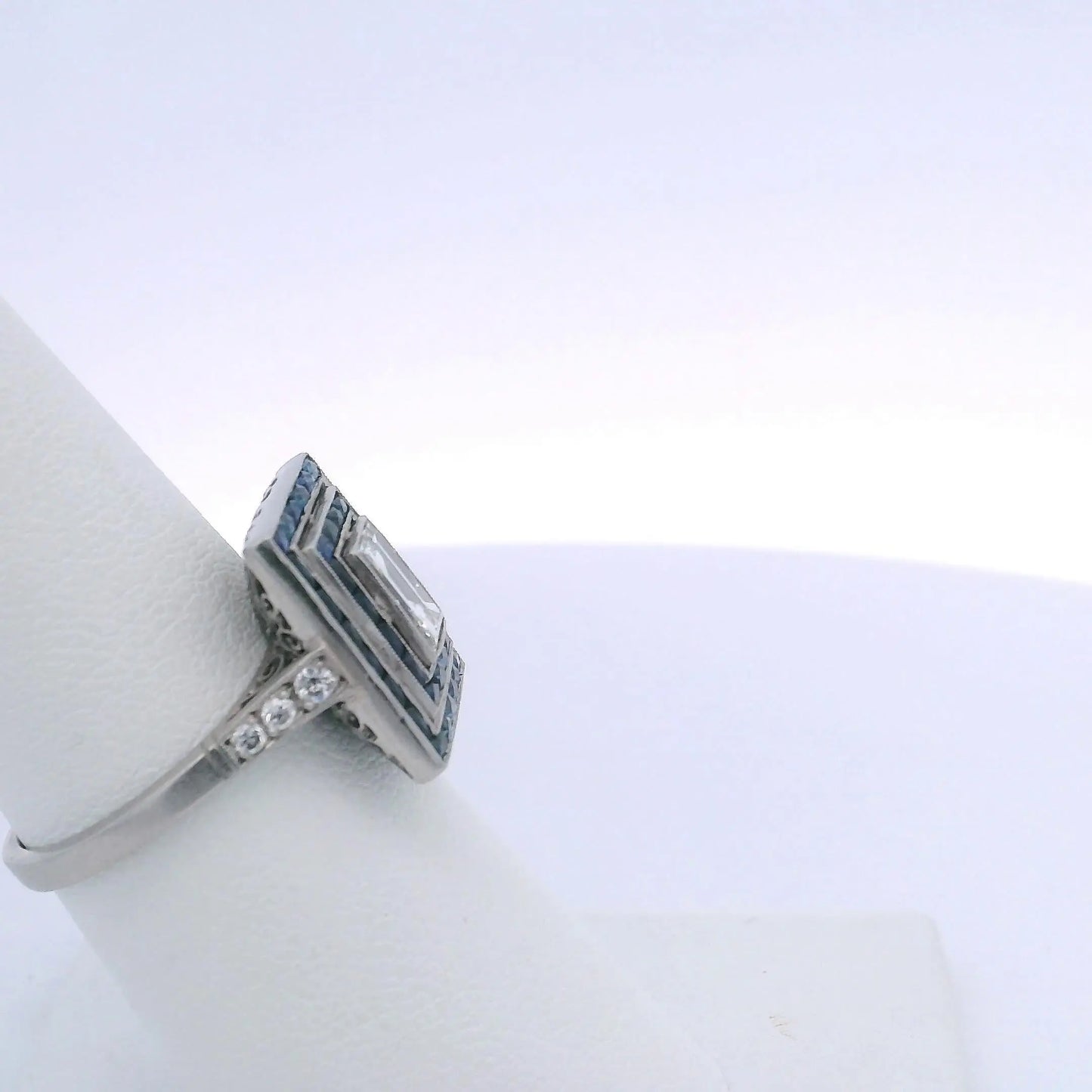 1.01CTW BAGUETTE CUT DIAMOND 1.00CTW SAPPHIRE RING