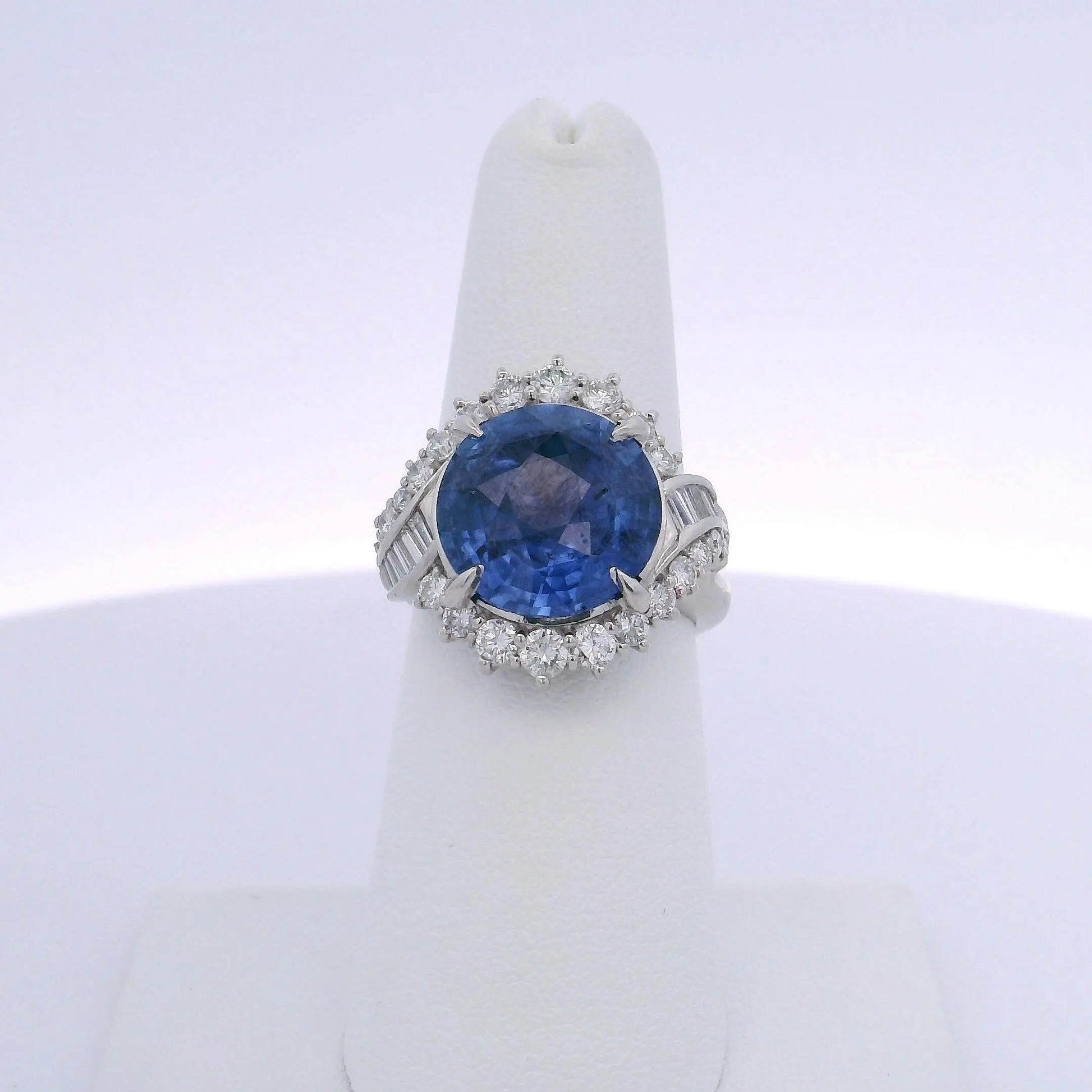 8.23CTW ROUND SAPPHIRE & 0.85CTW BAGUETTE & ROUND BRILLIANT CUT DIAMOND RING