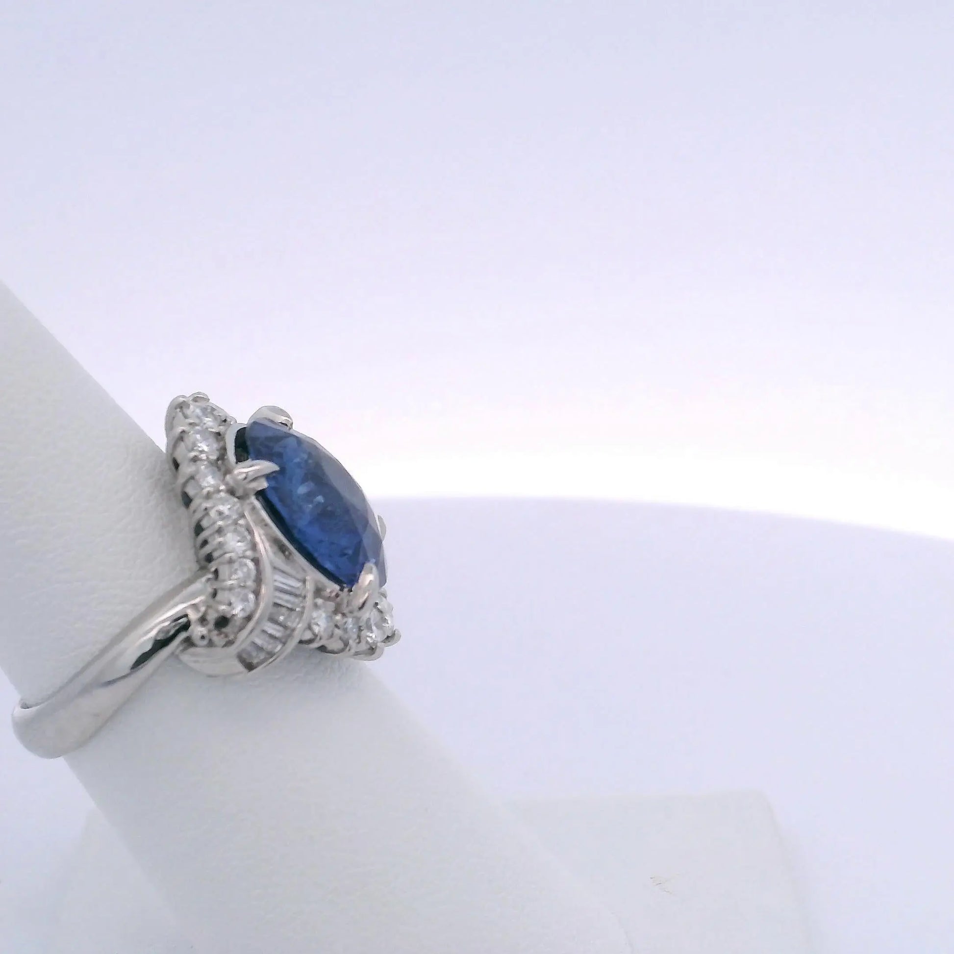 8.23CTW ROUND SAPPHIRE & 0.85CTW BAGUETTE & ROUND BRILLIANT CUT DIAMOND RING
