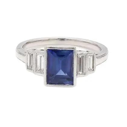 18K White Gold Ring with Sapphire and Diamonds